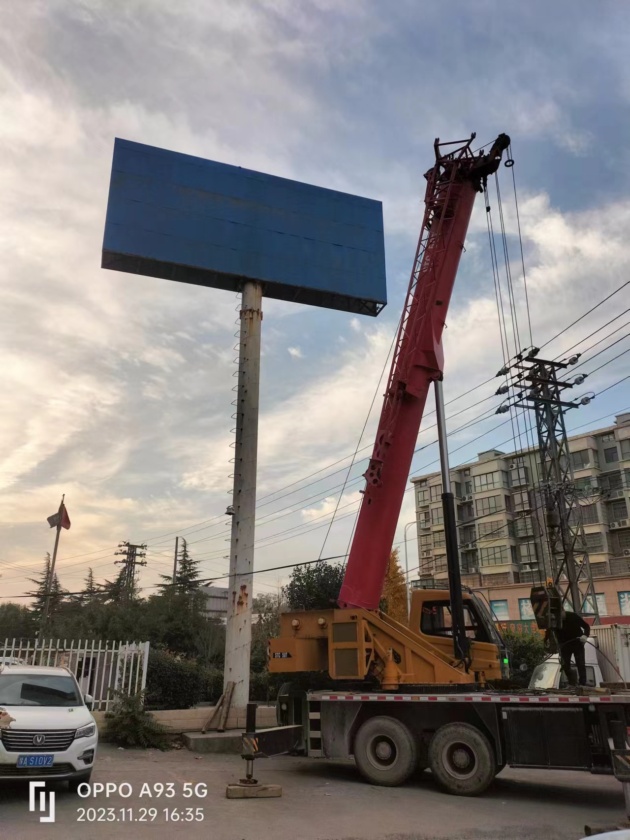 专业拆除回收各种单立柱广告塔牌三面翻